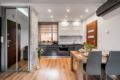 Modern apartment in historic brewery by theOldTown ホテルの詳細